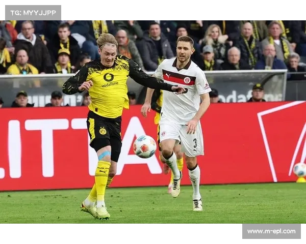 施洛特贝克头球争顶，多特防线关键化解危机